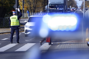 policjanci w rejonie cmentarza kierują ruchem