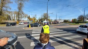 policjanci w rejonie cmentarza kierują ruchem
