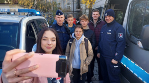 Wspólne zdjęcie zwiedzających z policjantami.