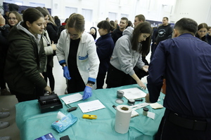 Policjanci z Laboratorium Kryminalistycznego prezentują sposoby zabezpieczania śladów na miejscu przestępstwa.