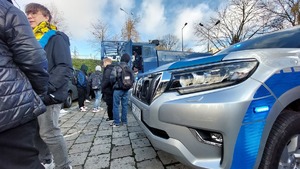Oznakowane radiowozy prezentowane na placu Komendy Wojewódzkiej Policji w Lublinie.