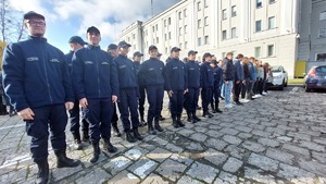 Klasy mundurowe przed Komendą Wojewódzką Policji w Lublinie.