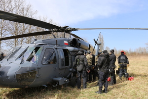policjanci przy śmigłowcu