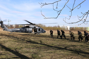 policjanci biegną do śmigłowca