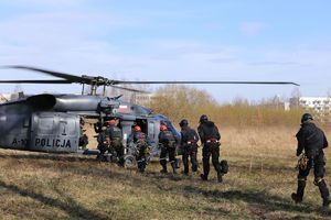 policjanci i strażacy biegną do śmigłowca