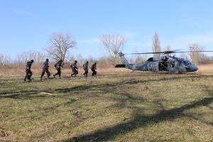 policjanci biegną do śmigłowca