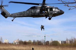 policjant zjeżdża na linie