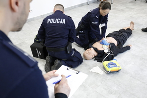 policjant sprawdza zawodników turnieju