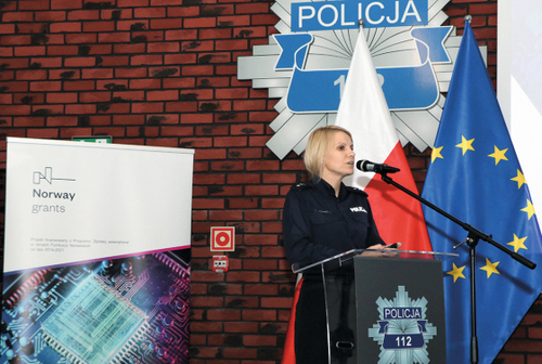 W ramach finansowanego z funduszy norweskich programu „Sprawy Wewnętrzne” powstał projekt „Doskonalenie procesu gromadzenia, analizy i oceny dowodów w zakresie zwalczania transgranicznej przestępczości komputerowej przy wykorzystaniu sieci pracowni informatyki śledczej laboratoriów kryminalistycznych polskiej Policji”.