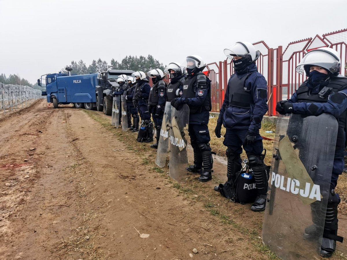 Policjanci w szeregu