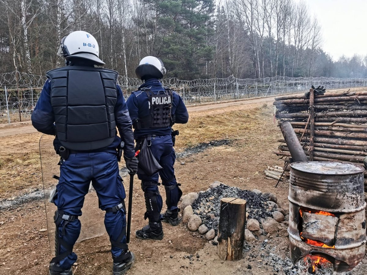 Policjanci przy granicy, obok palenisko