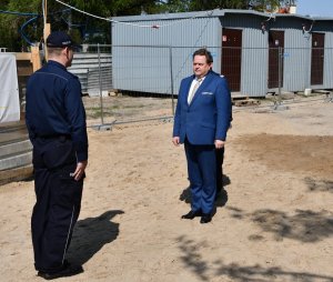 dowódca uroczystości składający meldunek przybyłemu na miejsce Sekretarzowi Stanu w MSWiA Jarosławowi Zielińskiemu