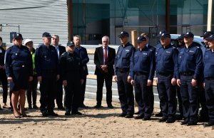 Podpisanie i wmurowani aktu erekcyjnego w pod budowę kompleksu przy ulicy  Hajnowska 8/10 w Białymstoku. Na pierwszym planie Sekretarz Stanu w Ministerstwie Spraw Wewnętrznych i Administracji Jarosław Zieliński podpisuje akt erekcyjny.