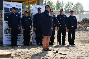 Wypowiadająca się Dyrektor Biura Logistyki Policji KGP inspektor dr Małgorzata Borowik. W tle umundurowani policjanci