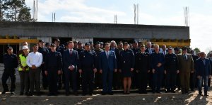 Wszyscy uczestnicy uroczystości stojący przed budynkiem kompleksu przy ulicy Hajnowskiej 8/10