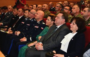 mundurowi siedzący w pierwszym rzędzie między innymi: Sekretarz Stanu w MSWiA Jarosław Zieliński, Komendant Główny Policji generalny inspektor dr Jarosław Szymczyk, Komendant – Rektor Wyższej Szkoły Policji w Szczytnie dr hab. inspektor Marek Fałdowski, I Zastępca Komendanta Wojewódzkiego Policji w Białymstoku młodszy inspektor Jacek Kumpiałowski