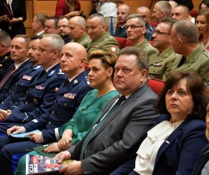 mundurowi siedzący w pierwszym rzędzie między innymi: Sekretarz Stanu w MSWiA Jarosław Zieliński, Komendant Główny Policji generalny inspektor dr Jarosław Szymczyk, Komendant – Rektor Wyższej Szkoły Policji w Szczytnie dr hab. inspektor Marek Fałdowski, I Zastępca Komendanta Wojewódzkiego Policji w Białymstoku młodszy inspektor Jacek Kumpiałowski