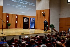 Przemawiający  Sekretarz Stanu w MSWiA Jarosław Zieliński