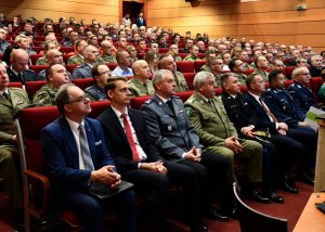 mundurowi siedzący w pierwszym rzędzie między innymi: Sekretarz Stanu w MSWiA Jarosław Zieliński, Komendant Główny Policji generalny inspektor dr Jarosław Szymczyk, Komendant – Rektor Wyższej Szkoły Policji w Szczytnie dr hab. inspektor Marek Fałdowski, I Zastępca Komendanta Wojewódzkiego Policji w Białymstoku młodszy inspektor Jacek Kumpiałowski