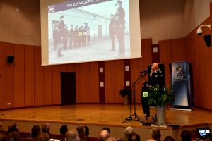 przemawiający Komendant Główny policji generalny inspektor dr Jarosław Szymczyk