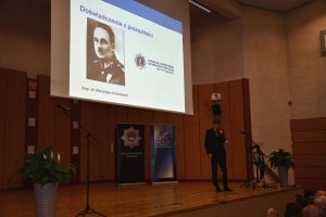 przemowa dr hab.Aleksander Głogowski. Na wyświetlaczu slajd : &quot; doświadczenie z przeszłości&quot;