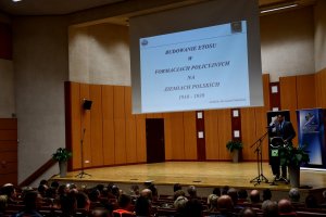 przemowa  Pana Mateusza Zaremby, Biuro Historii i Tradycji Policji KGP, temat: &quot; budowanie etosu służby w formacjach policyjnych na ziemiach polskich w latach 1918-1939&quot;