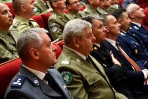 uczestniczący w konferencji :I Zastępca Komendanta Wojewódzkiego Policji w Białymstoku młodszy inspektor Jacek Kumpiałowski , Komendant Podlaskiej Straży Granicznej, Komendant – Rektor Wyższej Szkoły Policji w Szczytnie dr hab. inspektor Marek Fałdowski