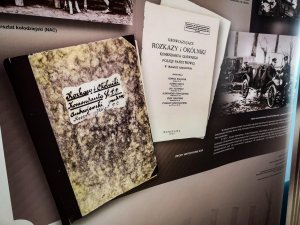 zdjęcie wystawy fotografii dotyczących historii formacji policyjnej przygotowanej przez Biuro Historii i Tradycji Komendy Głównej Policji.