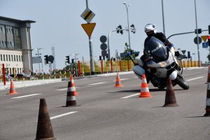 Policjant na motocyklu pokonuje tak zwaną ósemkę.