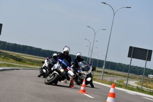 Czterech policjantów pokonuje slalomem tor jazdy.