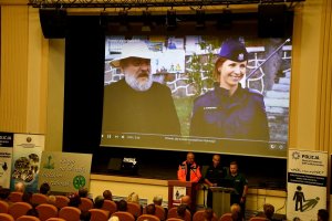 Na konferencji prezentowany jest spot inaugurujący kampanię na rzecz bezpieczeństwa osób starszych.