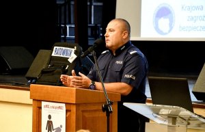 Komendant Wojewódzki Policji przemawia na konferencji.