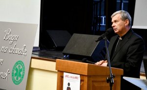 Na konferencji przemawia biskup diecezji łomżyńskiej.