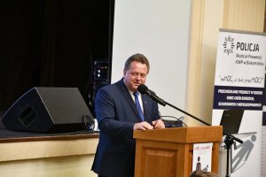 Wiceminister Spraw Wewnętrznych i Administracji przemawia na konferencji.