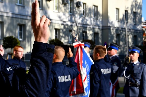 Policjanci ślubują na placu przed komendą.