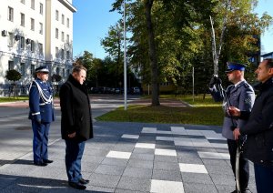 Policjant składa meldunek wiceministrowi.