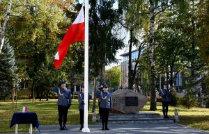 Poczet flagowy podnosi na maszt flagę państwową.