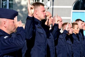 Policjanci ślubują na placu przed komendą.