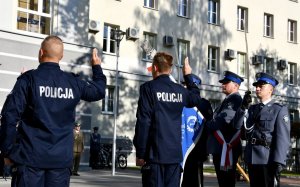 Policjanci ślubują na placu przed komendą.