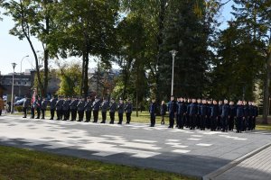 Nowoprzyjęci policjanci.  Plac przed komendą.