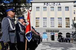 Kompania honorowa Policji przed komendą.