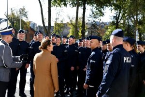 Nowoprzyjęci policjanci z pracownikiem kadr.