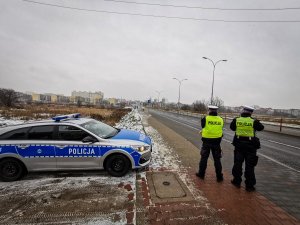 policjanci ruchu drogowego podczas działań &quot;kaskadowy pomiar prędkości&quot;