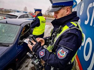 policjanci ruchu drogowego podczas działań &quot;kaskadowy pomiar prędkości&quot;