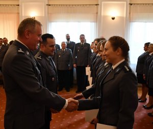 gratulacje komendanta wyróżnionej policjantce