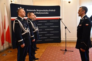 Nowy komendant Wojewódzki Policji składa meldunek Komendantowi Głównemu.