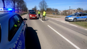 Kontrola drogowa policji i wojsk obrony terytorialnej.