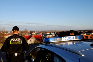 Policjanci prewencji patrzą na miasto ze wzgórza.