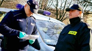 Patrol policji i straży miejskiej.