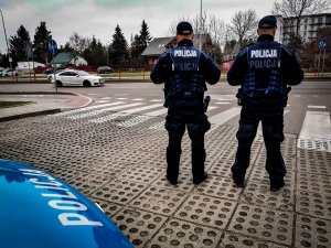 Podlascy policjanci patrolują jedną z ulic w Białymstoku.